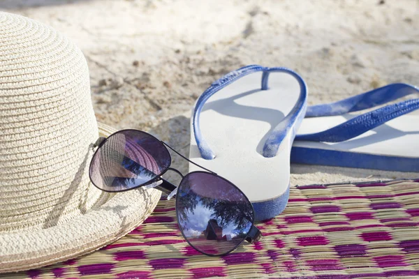 Sommaren koncept med tillbehör på sandstrand — Stockfoto