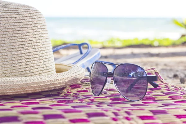 Sommerkonzept mit Zubehör am Sandstrand — Stockfoto