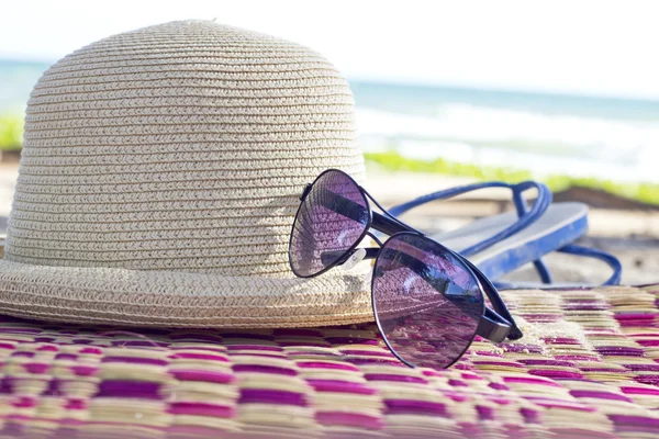 Sommerkonzept mit Zubehör am Sandstrand — Stockfoto