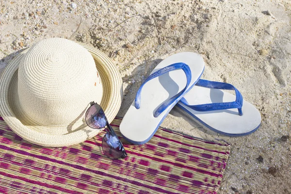 Sommaren koncept med tillbehör på sandstrand — Stockfoto