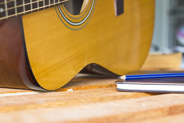 Guitarra e lápis para criar música selecione o foco — Fotografia de Stock