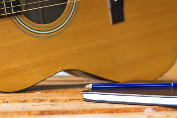 Guitarra e lápis para criar música selecione o foco — Fotografia de Stock