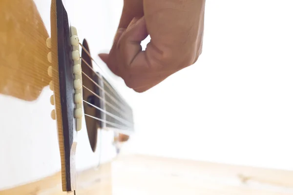 Guitarra e lápis para criar música selecione o foco — Fotografia de Stock