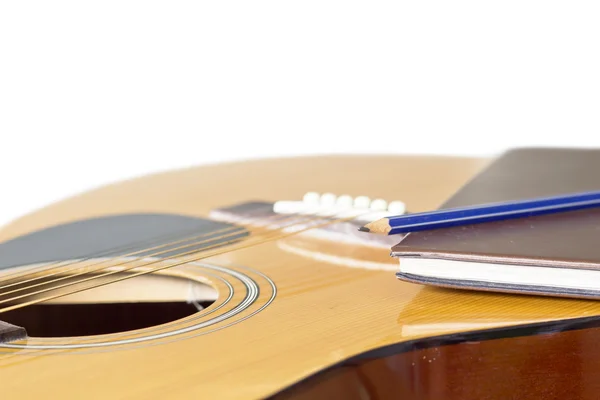 Guitarra e lápis para criar música selecione o foco — Fotografia de Stock