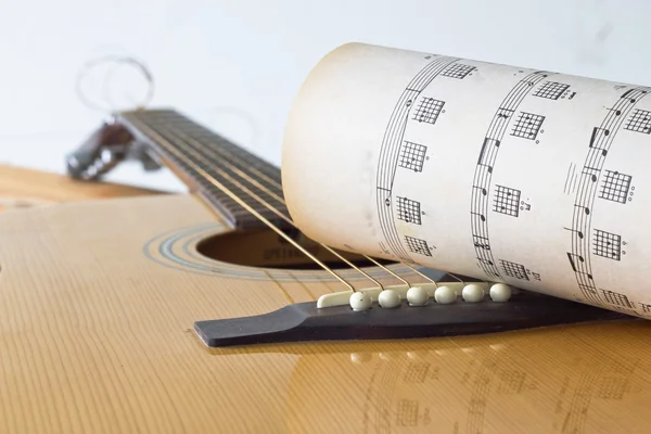 Guitarra e lápis para criar música selecione o foco — Fotografia de Stock