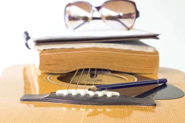 Fechar a guitarra e lápis para criar música selecione o foco — Fotografia de Stock