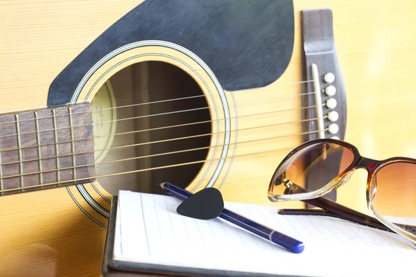 Fechar a guitarra e lápis para criar música selecione o foco — Fotografia de Stock