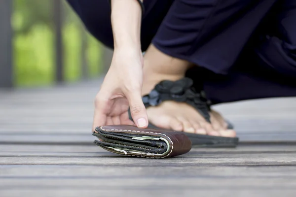 Handtuch Leder Brieftasche auf Holz — Stockfoto