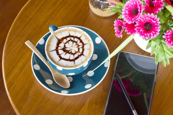 Tasse à café et smartphone sur une table en bois — Photo