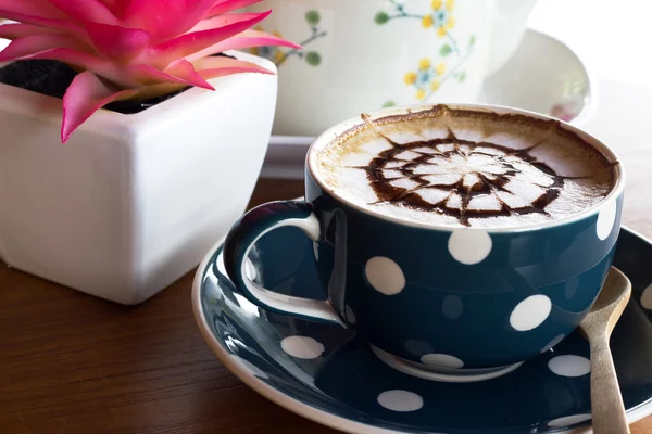 Koffiekopje op een houten tafel — Stockfoto