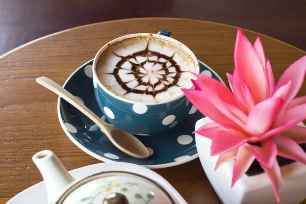 Koffiekopje op een houten tafel — Stockfoto