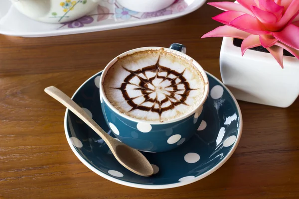 Koffiekopje op een houten tafel — Stockfoto