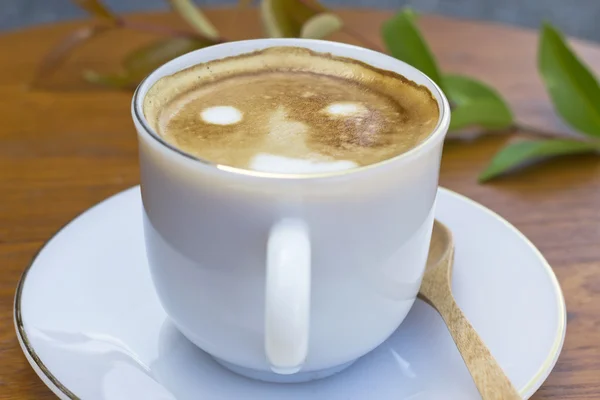 Koffiekopje op een houten tafel — Stockfoto