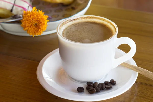 Tasse à café sur une table en bois — Photo