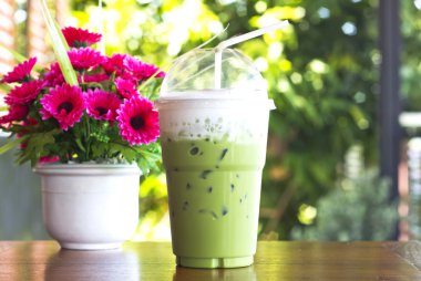 ahşap masa buz yeşil çayı