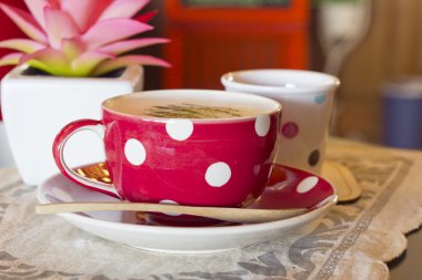 Matcha yeşil çay üzerinde ahşap sütlü kahve fincan