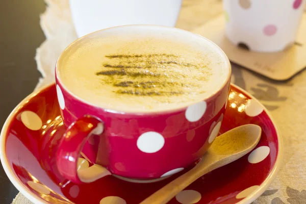 Чашка зеленого чая по-деревянному — стоковое фото