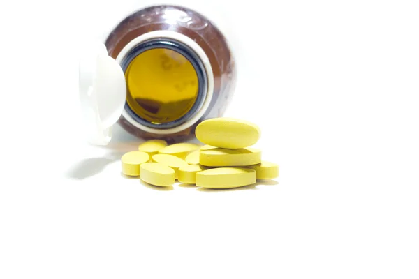 Vereinzelt. Gelbe Pillen auf Weiß — Stockfoto