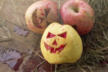 Çince armut ve elma Cadılar bayramında saman için