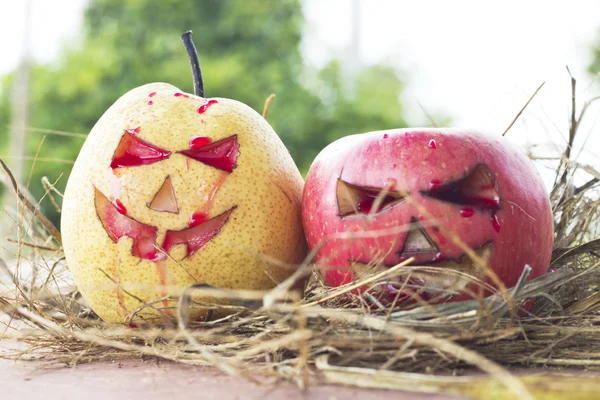 Çince armut ve elma Cadılar bayramında saman için — Stok fotoğraf