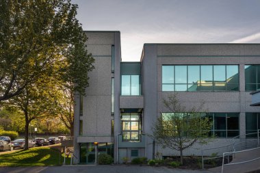 Dışarıdaki küçük işletme binası