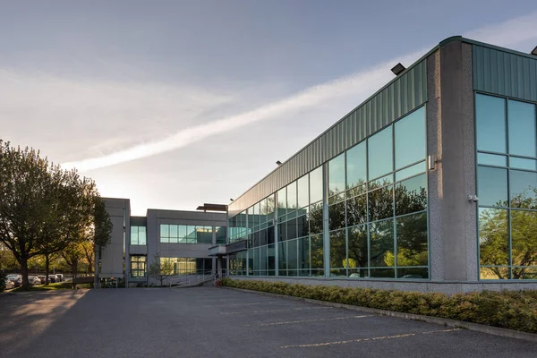 Edificio de pequeñas empresas exterior — Foto de Stock