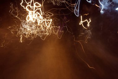 Soyut dans şablonu, geceleri kaotik ışık yolları..