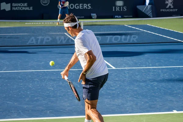 Roger Federer beim Training während des Roger Cups — Stockfoto