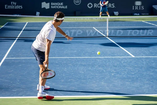 Roger Federer, aan het oefenen tijdens de Roger Cup — Stockfoto