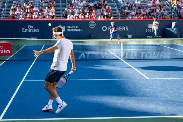 Roger Federer beim Training während des Roger Cups — Stockfoto