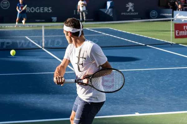 Roger Federer beim Training während des Roger Cups — Stockfoto