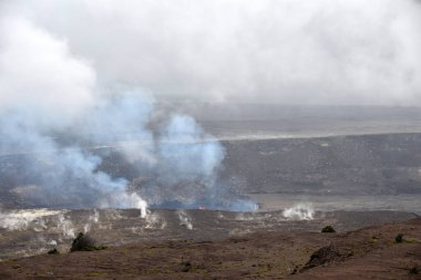 Buharı tüten lav kaynaklı volkanik manzara Büyük Ada Hawaii