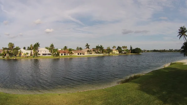 Casas suburbanas frente al mar — Foto de Stock