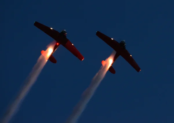 Twee vliegtuigen bij nacht — Stockfoto