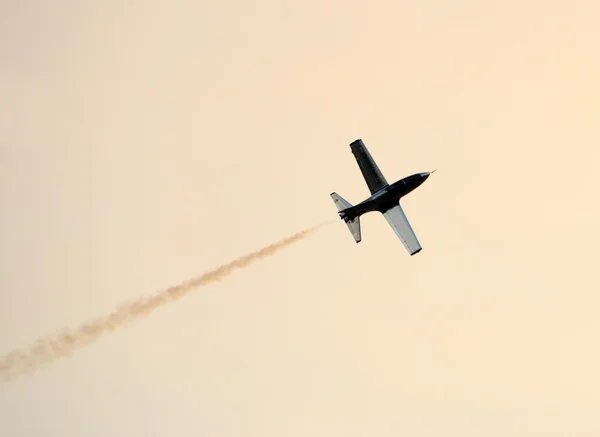 Kleine jet vliegtuig stijgende — Stockfoto