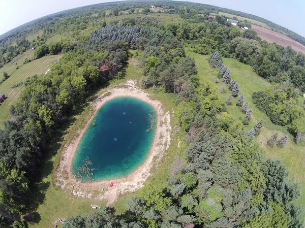 Letecký pohled na modrý rybník — Stock fotografie