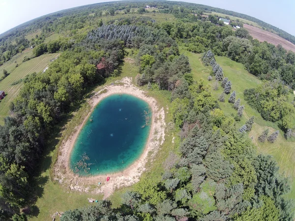 Luftaufnahme vom blauen Teich — Stockfoto