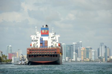 Kargo gemisi yaklaşan Miami, Florda