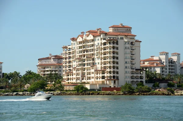 Apartamentos à beira-mar caros em Miami Beach — Fotografia de Stock