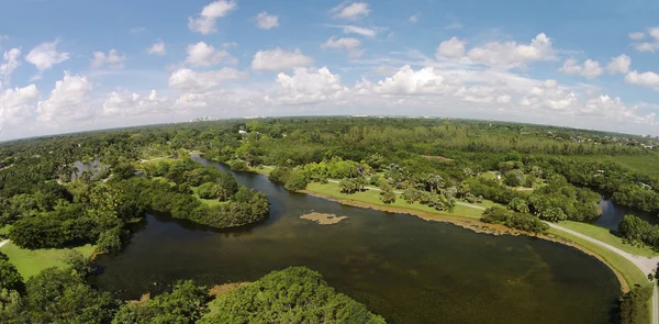 Naturaleza tropical y vista aérea del lago — Foto de Stock