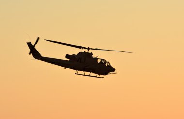 Gün batımında askeri helikopter
