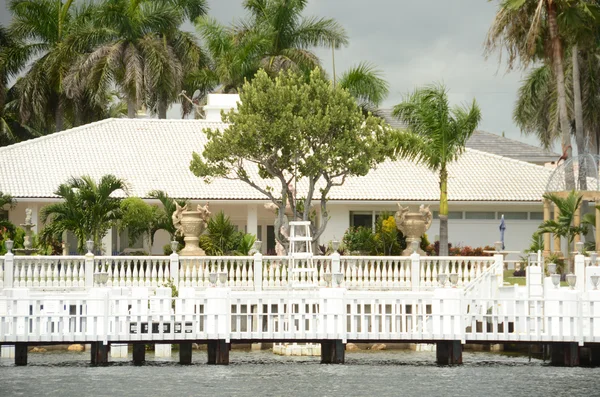 Casa costosa frente al mar — Foto de Stock