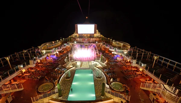 Cruise ship däck på natten — Stockfoto