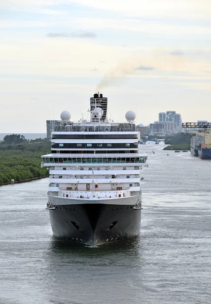 Moderna ocean liner framifrån — Stockfoto