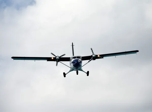 Landning av turbopropflygplan — Stockfoto