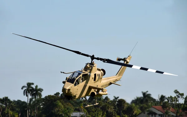 Gamla helikopter över marken — Stockfoto