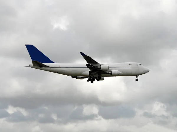 Heavy Boeing jumbo jet — Stock Photo, Image