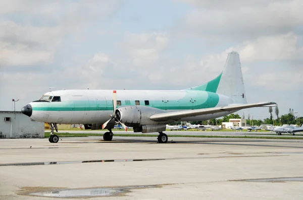 Ancien avion à hélice — Photo