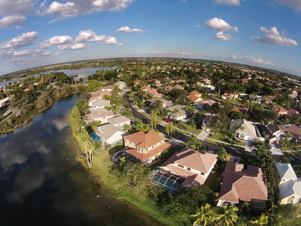 Häuser am Wasser Luftaufnahme — Stockfoto