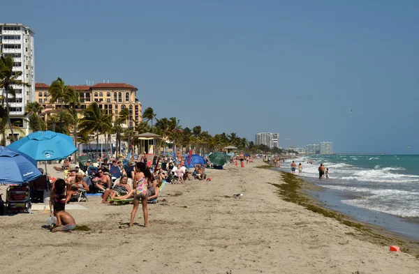 Turystów na plaży w Hollywood na Florydzie — Zdjęcie stockowe